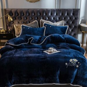 Parure de lit bleu profond contour blanc. Bonne qualité, confortable et à la mode sur un lit dans une maison