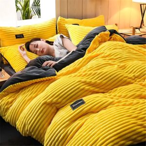 Une jeune femme brune dort dans son lit, avec la parure de lit jaune molletonnée velours côtelé.
