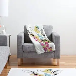 Parure de lit girafe aquarelle. Bonne qualité, confortable et à la mode sur un lit dans une maison