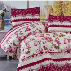 Parure de lit fleurie majestueuse. Bonne qualité, confortable et à la mode sur un lit dans une maison