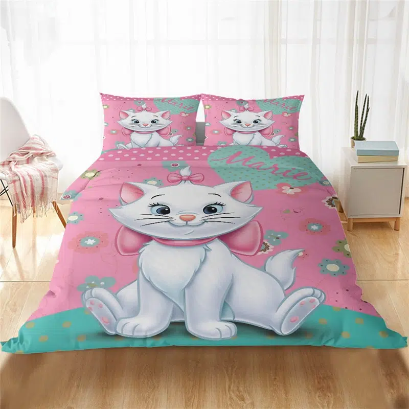 Parure de lit Disney Aristochats Rose et verte, bonne qualité et à la mode sur un lit dans une maison