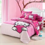 Parure de lit Hello Kitty rose, bonne qualité et à la mode sur un mur dans une maison