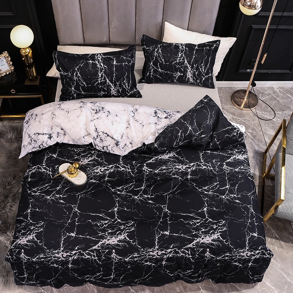 Parure de lit effet marbre, bonne qualité et très confortable sur un lit dans une maison
