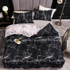 Parure de lit effet marbre, bonne qualité et très confortable sur un lit dans une maison