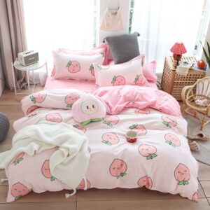 Parure de lit fraise, bonne qualité et très confortable sur un lit dans une maison