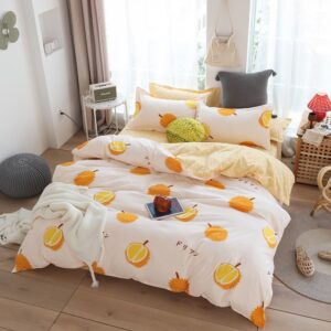 Parure de lit orange et blanche, bonne qualité et très confortable sur un lit dans une maison