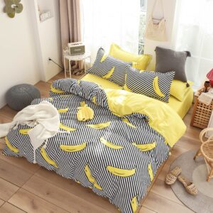 Parure de lit bananes, bonne qualité et à la mode sur un lit dans une maison