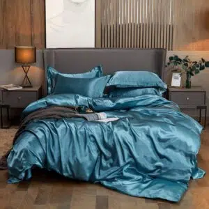 Parure de lit satiné bleu canard, bonne qualité, confortable et à la mode sur un lit dans une maison