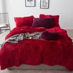 Parure de lit rouge foncé à poils longs. Bonne qualité, confortable et à la mode sur un lit dans une maison