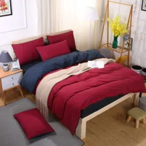 Parure de lit rouge et bleu. Bonne qulaité, confortable et à la mode sur un lit dans une maison