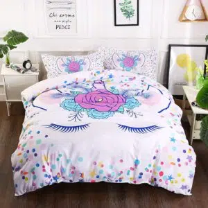Parure de lit licorne blanche et bleue, bonne qualité et à la mode sur un lit dans une maison