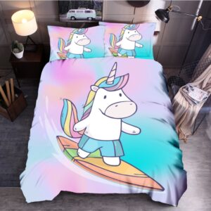 Parure de lit licorne faisant du surf. Bonne qualité et à la mode sur un lit dans une maison