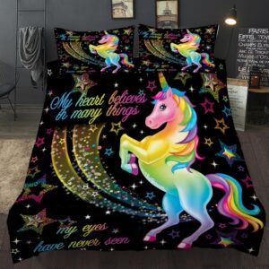 Parure de lit licorne magique. Bonne qualité et à la mode sur un lit dans une maison