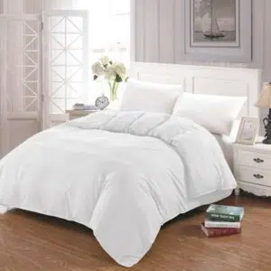 grise click Balise alt vide Damares 1549 Parure de lit blanche, bonne qualité et très confortable sur un lit dans une maison