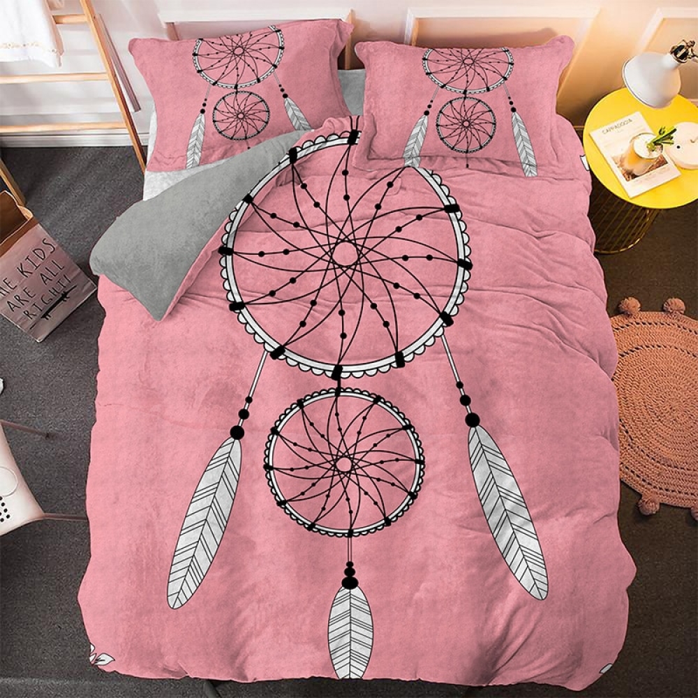 Parure de lit attrape-rêve rose. Bonne qualité, confortable et à la mode sur un lit dans une maison