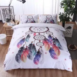 Parure de lit attrape-rêve multicolore, bonne qualité et à la mode sur un lit dans une maison