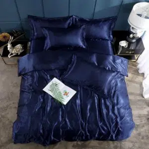 Parure de lit bleue soyeuse, bonne qualité et à la mode sur un lit dans une maison, bonne qualité et à la mode
