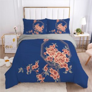 Parure de lit bleu fleurie. Bonne qualité, confortable et à la mode sur un lit dans une maison