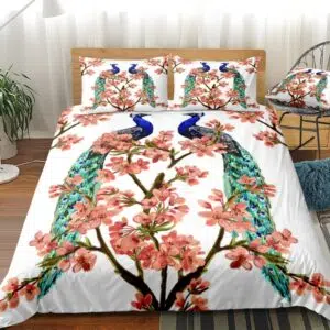 Parure de lit couple de paons. Bonne qualité, confortable et à la mode sur un lit dans une maison