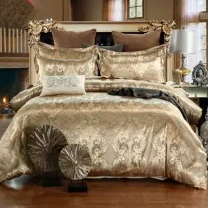 Parure de lit royale en satin de soie beige. Bonne qualité, confortable et à la mode sur un lit dans une maison