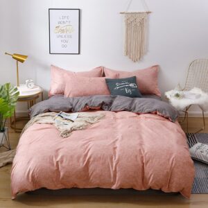 Parure de lit rose et grise texturée. Bonne qualité, confortable et à la mode sur un lit dans une maison