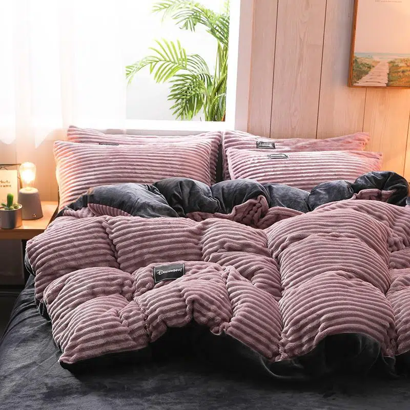 Parure de lit rose et grise velours. Bonne qualité, confortable et à la mode sur un lit dans une maison
