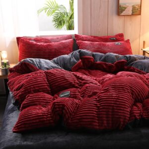 Parure de lit rouge et noir velours. Bonne qualité, confortable et à la mode sur un lit dans une maison