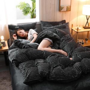 Parure de lit noir velours. Bonne qualité, confortable et à la mode sur un lit dans une maison