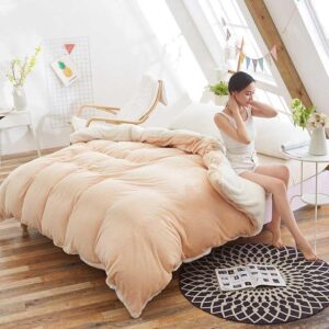 Parure de lit polaire beige. Bonne qualité, confortable et à la mode sur un lit dans une maison