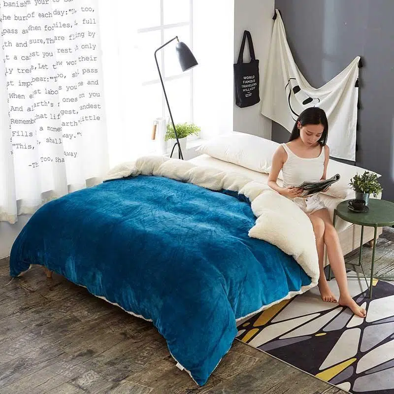 Parure de lit polaire bleu canard. Bonne qualité, confortable et à la mode sur un lit dans une maison