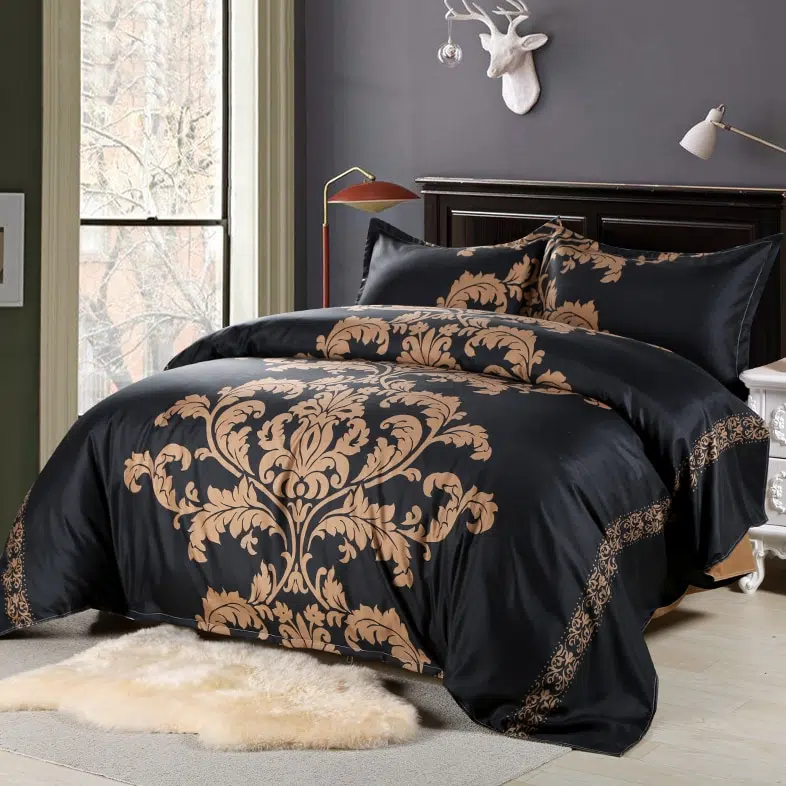 Parure de lit noir imprimé baroque doré. Bonne qualité, confortable et à la mode sur un lit dans une maison