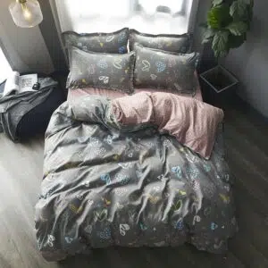 Parure de lit rose et grise petits coeurs. Bonne qualité, confortable et à la mode sur un lit dans une maison