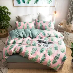 Parure de lit feuilles tropicales. Bonne qualité, confortable et à la mode sur un lit dans une maison