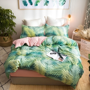 Parure de lit feuilles tropicales. Bonne qualité, confortable et à la mode sur un lit dans une maison