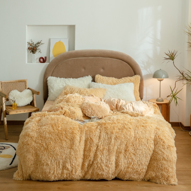 Parure de lit effet fourrure beige. Bonne qualité, confortable et à la mode sur un lit dans une maison