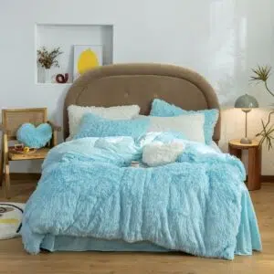 Parure de lit effet fourrure turquoise. Bonne qualité, confortable et à la mode sur un lit dans une maison