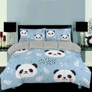 Parure de lit panda bleu. Bonne qualité, confortable et à la mode sur un lit dans une maison