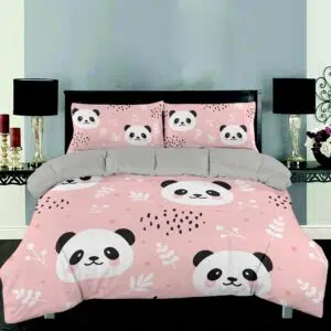 Parure de lit panda rose. Bonne qualité, confortable et à la mode sur un lit dans une maison