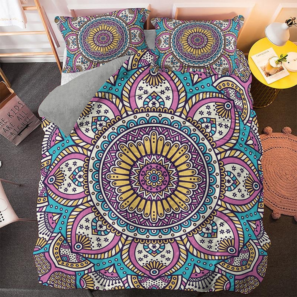 Parure de lit Mandala indien. Bonne qualité, confortable et à la mode, sur un lit dans une maison
