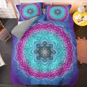 Parure de lit Mandala cosmique. Bonne qualité, confortable et à la mode sur un lit dans une maison