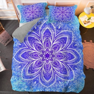 Parure de lit Mandala bleu et violet. Bonne qualité, confortable et à la mode sur un lit dans une maison