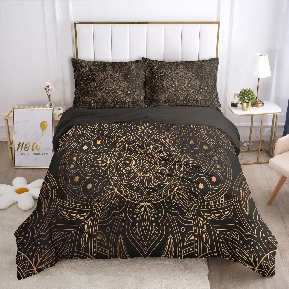 Parure de lit mandala noir et doré. Bonne qualité, confortable et à la mode sur un lit dans une maison