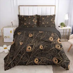 Parure de lit plumes de paons noir et or. Bonne qualité, confortable, à la mode sur un lit dans une maison