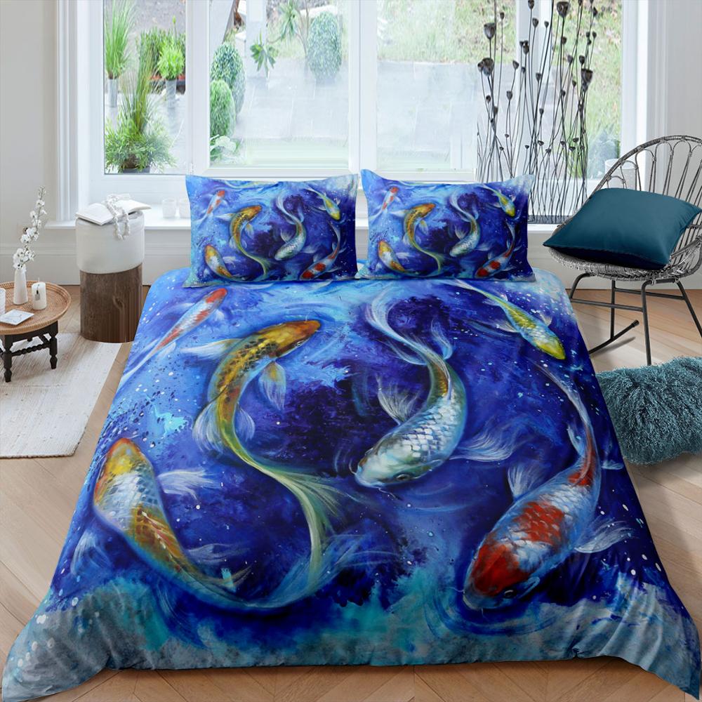 Parure de lit aquarium de carpes. Bonne qualité, confortable et à la mode sur un lit dans une maison