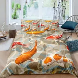 Parure de lit beige carpes koï. Bonne qualité, confortable et à la mode sur un lit dans une maison