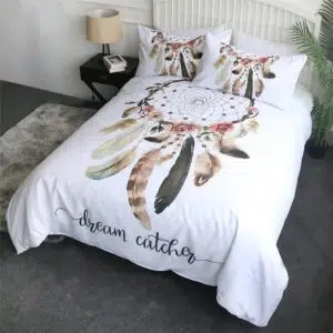 Parure de lit attrape-rêve blanc. Bonne qualité, confortable et à la mode sur un lit dans une maison