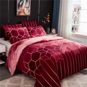 Parure de lit géométrique rouge. Bonne qualité, confortable et à la mode sur un lit dans une maison