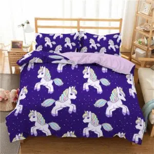 Parure de lit licorne violette. Bonne qualité, confortable sur un lit dans une maison