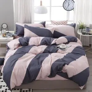 Parure de lit rose et grise rayée. Bonne qualité, confortable et à la mode sur un lit dans une maison