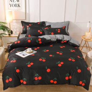 Parure de lit noir motif cerises. Bonne qualité, confortable et à la mode sur un lit dans une maison